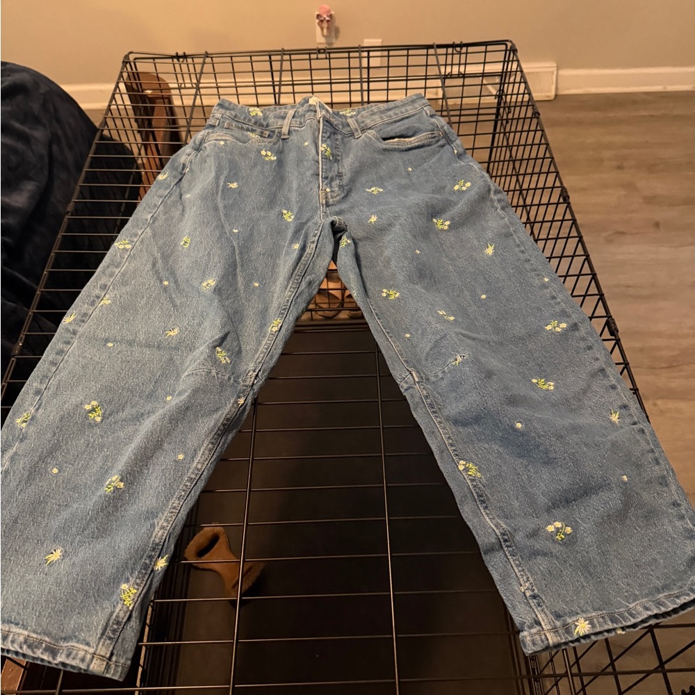 Straight-Leg Light Blue Jeans with Yellow Floral Embroidery
